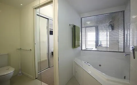 Monaco Caloundra Aparthotel 4*,